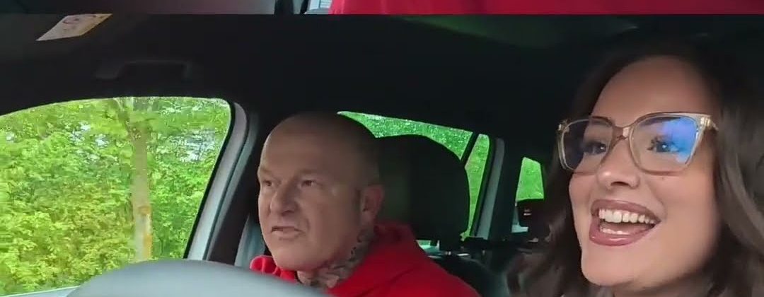Fahrlehrer mit Fahrschülerin