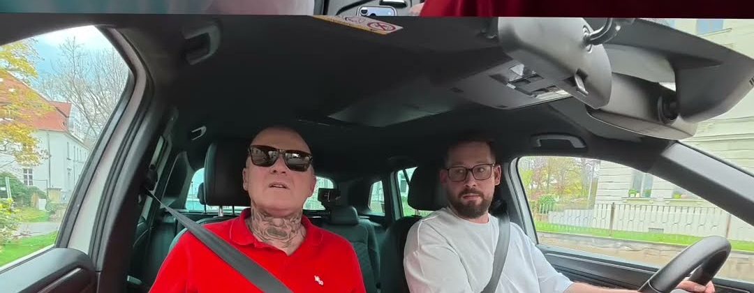 Fahrlehrer lacht mit Fahrschülerin