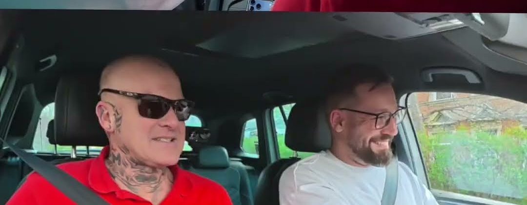 Fahrlehrer mit Fahrschüler