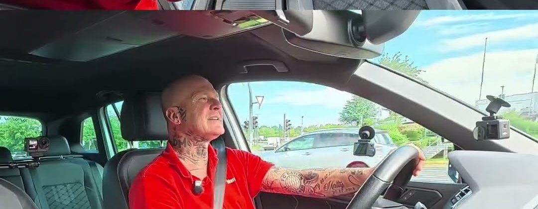 Fahrlehrer im Auto
